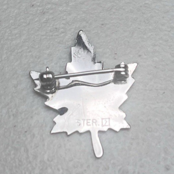 925 Sterling Silver Canada Maple Leaf Brooch Pin Nature Jewel Vintage 1" - Picture 3 of 6